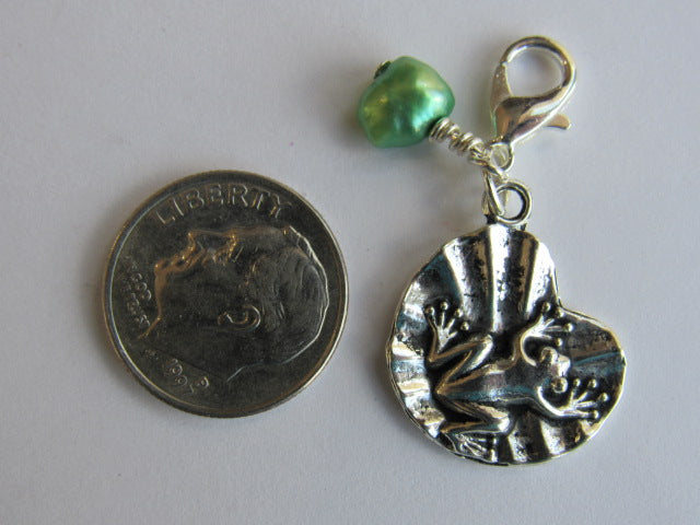 Zipper Pull w/Baroque Pearl ~ Frog on Lily Pad (green pearl)