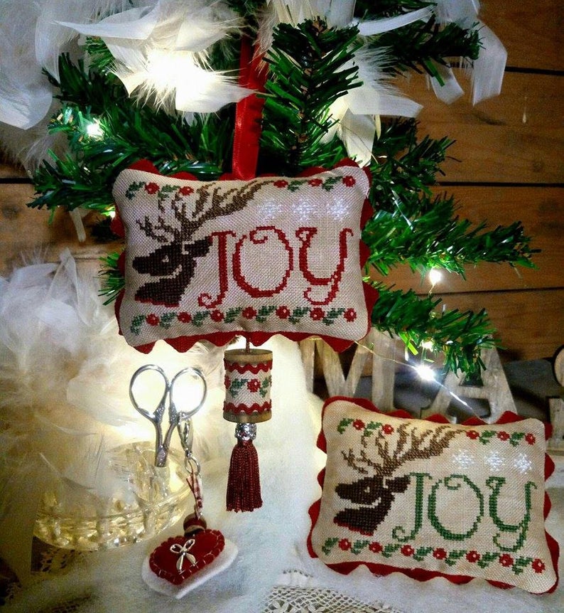 Rovaris ~ Joy w/tassel, bead & wood spool