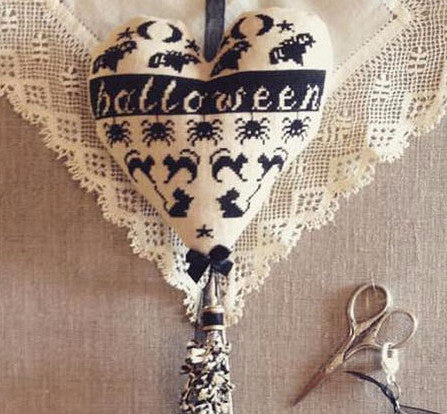 Rovaris ~ R119 Halloween Heart w/smalls