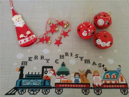 Twin Peak Primitives ~ Santa's Train Table Runner